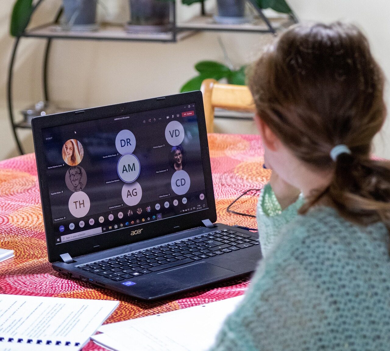 オンライン講師を選ぶ女性